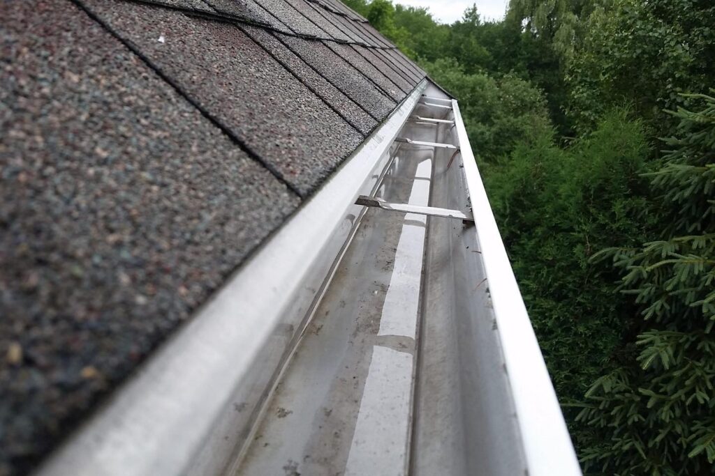 Gutter Cleaning Service In Glastonbury CT