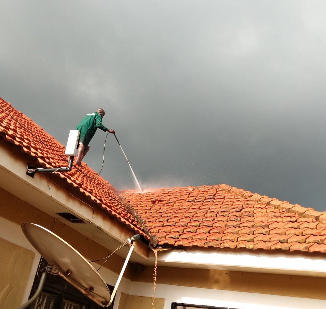 How to Keep Your Roof Clean and Free from Moss & Algae with Efficient